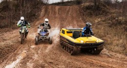 Вместо рулевого колеса у вездеходов