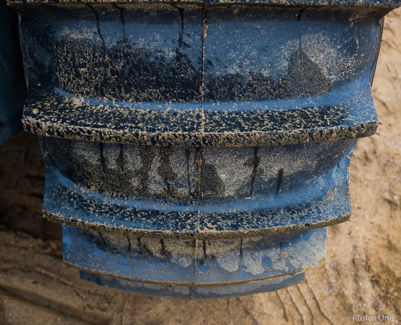 Шины примечательны не только своими размерами, но и высотой протектора. Такие широкие и высокие выступы позволяют машине цепляться за любое покрытие, карабкаться на склоны с большим уклоном, и даже грести в воде.