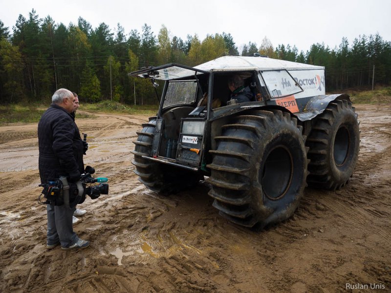 У вездехода нет дверей в привычном понимании этого слова. В салон спереди и сзади можно попасть через вот такие распахивающиеся вверх, вниз или вбок створки: