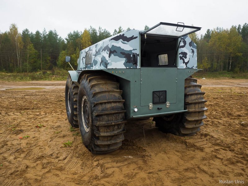 Здесь нижняя створка открывается вниз и способна выдержать на себе вес взрослого человека: