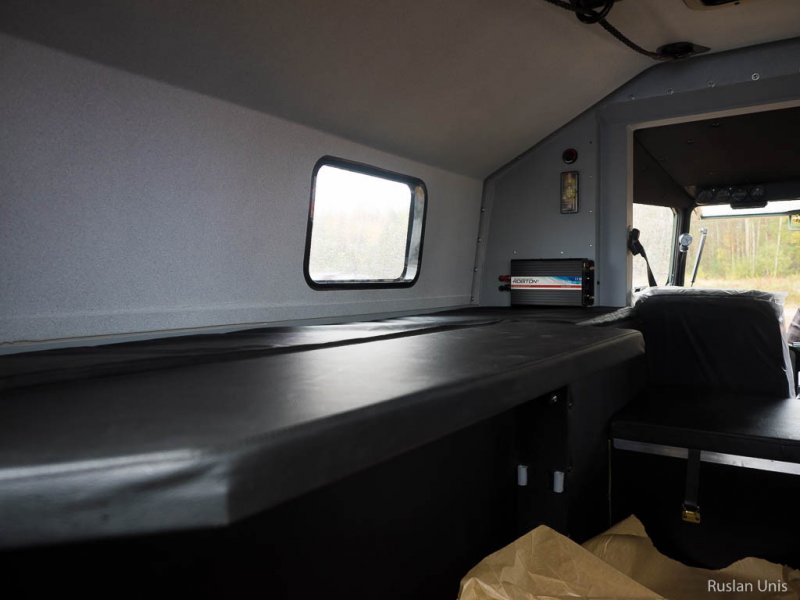 Салон довольно аскетичный, тут минимум оборудования. Пассажиры в задней части салона могут расположиться на двух боковых скамьях (причем, на них можно спать) и на коробке посередине, в которой расположен двигатель.