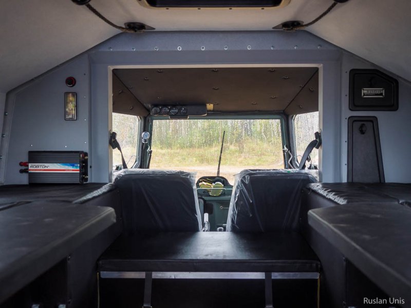 В вездеходе работает дизельный двигатель Kubota V1505-t объемом 1,5 литра и мощностью всего 44 л.с. Он прячется в коробе на фотографии ниже. Отсюда видно и два передних места: слева сидит водитель, справа пассажир: