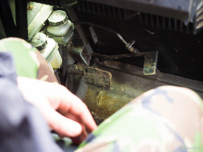 Педалей для управления машиной тут всего две: сцепление и газ. Там же рядом есть еще одна педаль, которая отвечает за подачу выхлопных газов в шины (вместо воздуха).