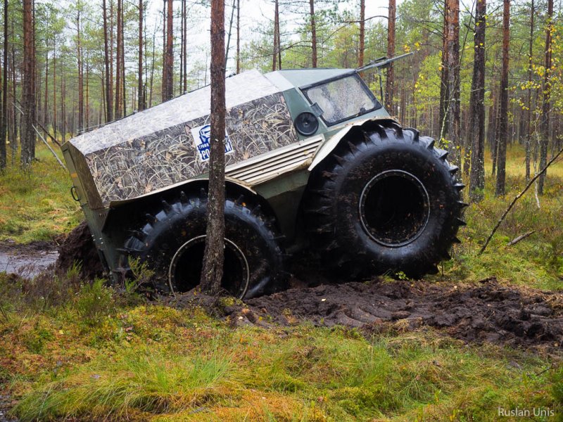 Вот тут кажется, что машина увязла и не сможет выехать. На самом деле, вездеход проехал этот кусок болота, практически, не останавливаясь:
