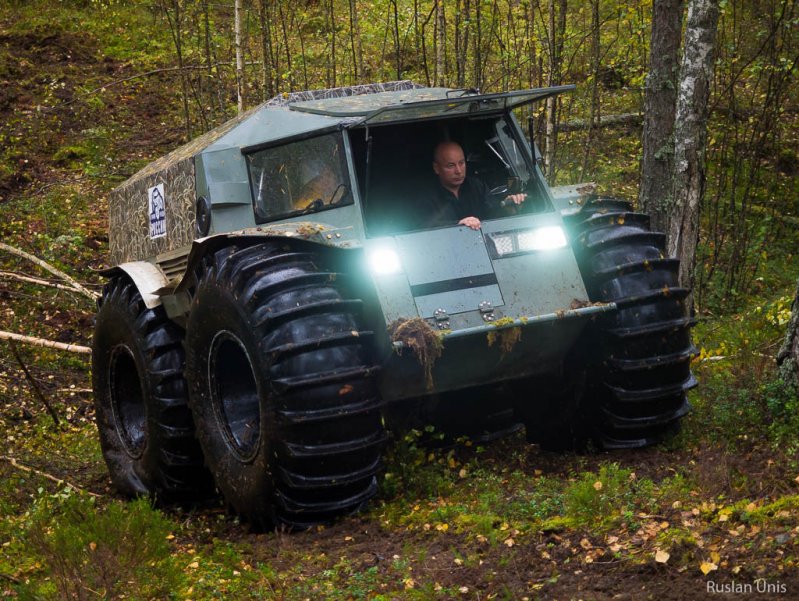 Тут он карабкается вверх по очень крутому подъему и делает это играючи: