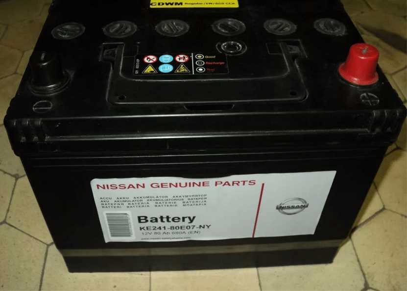 Какие шаги нужно выполнить для безопасной установки аккумулятора?