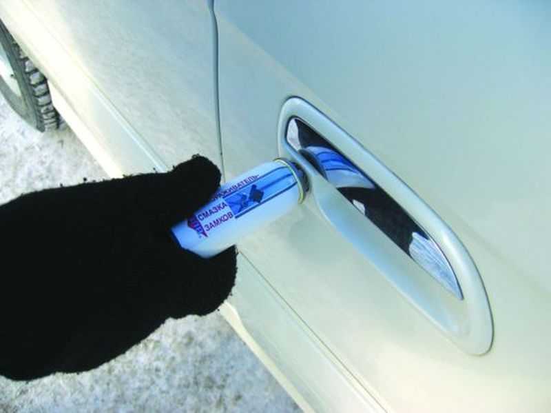 Как быстро открыть замерзшую дверь автомобиля: простые способы и советы Как быстро открыть замерзшую дверь автомобиля: простые способы и советы