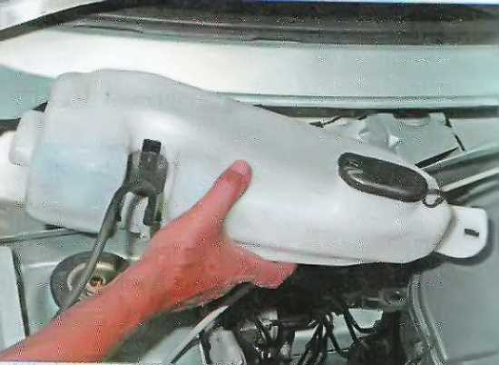 Как правильно снять бачок омывателя: подробная инструкция для автовладельцев Как правильно снять бачок омывателя: подробная инструкция для автовладельцев