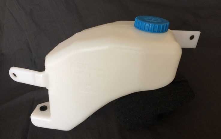 Как правильно вытащить бачок омывателя из машины?