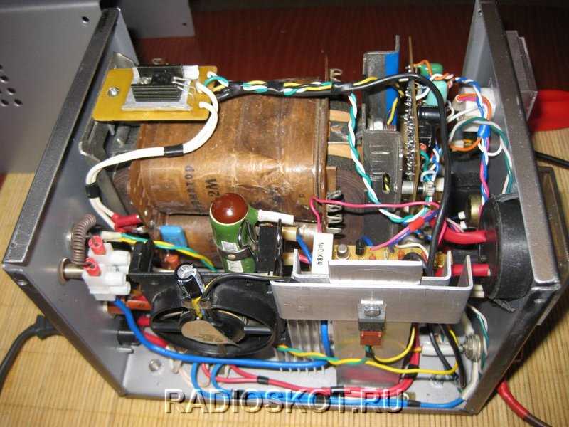 Как работает зарядно-десульфатирующий автомат для автомобильных аккумуляторов: технология и преимущества