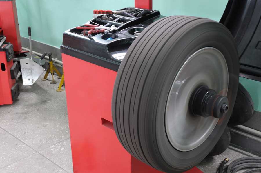 Как самостоятельно выполнить балансировку колес на автомобиле: пошаговая инструкция