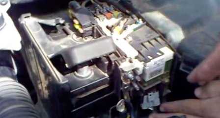 Шаг 2. Откройте капот автомобиля