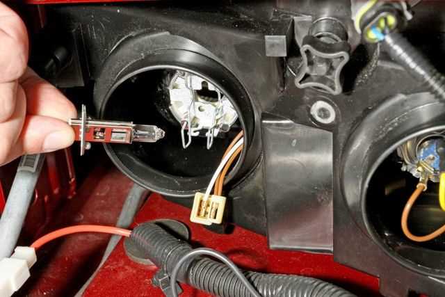 Шаг 1: Отсоединение старой лампы