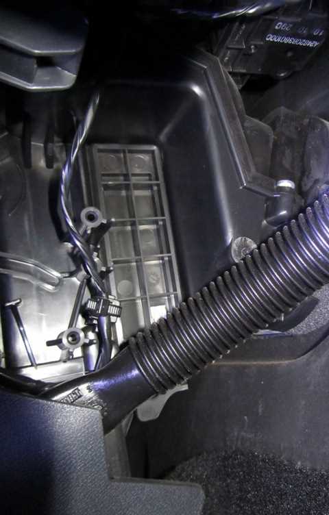 Как заменить салонный фильтр Рено Логан: подробная инструкция