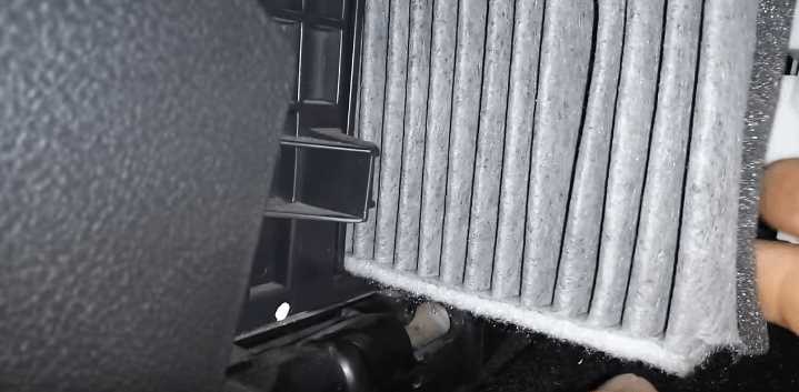 Открытие капота и локализация фильтра