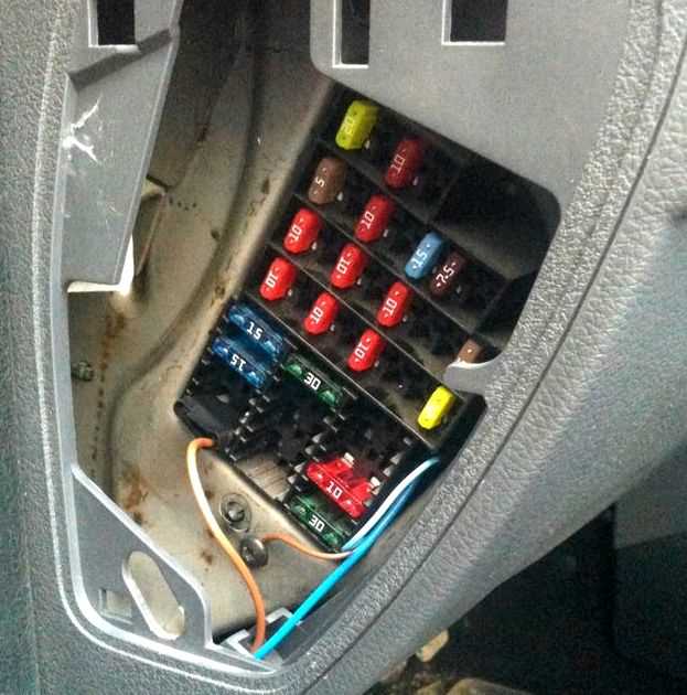 Шаги замены предохранителей в Рено Логан