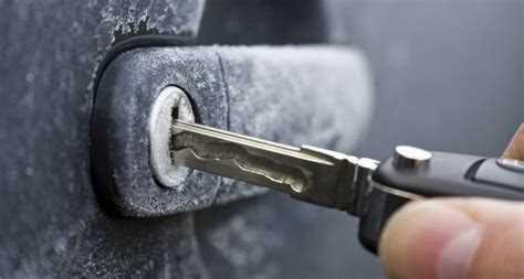 Как использовать размораживатель замков автомобиля