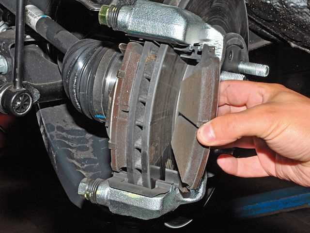 Как заменить тормозные колодки Хендай Солярис в домашних условиях